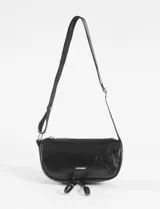 Riñonera de cuero vegano color rojo, con forma curva y dos compartimentos separados con cierres. Incluye correa ajustable.