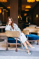 Bailarinas con estampado multicolor, puntera y talón combinan 3 capas de tejido superpuesto de forma manual. Cordones de algodón rematados con borlas de ante verde, en contraste.