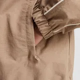 Campera marrón con cierre frontal, cuello alto y ribetes blancos. Logo de Converse bordado en el pecho.