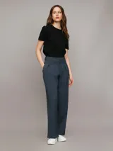 Pantalón de vestir azul petróleo, de corte sastre y pierna ancha. Presenta bolsillos laterales, cierre con clip y cremallera. Confeccionado en poliéster reciclado, ecovero viscosa y elastano.