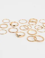 Set de 20 anillos dorados de diferentes formas y texturas.