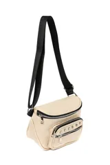 Riñonera color crema con correa ajustable negra, múltiples bolsillos con cierre y tachas decorativas.