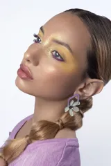 Aros con diseño de flores en tonos menta y morado, con cierre tipo clip.