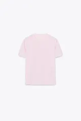 Camiseta rosa de algodón, corte regular, cuello redondo y mangas cortas.