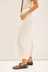 Pantalón babucha color marrón de lino, con cintura elastizada, bolsillos laterales y largo al tobillo.