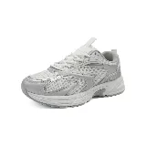 Zapatillas deportivas urbanas color plateado y blanco, con detalles de malla y suela gruesa.