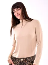 Polera de cuello alto color coral, de mangas largas y corte ajustado.