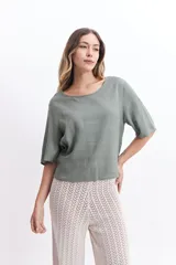 Blusa color ladrillo de algodón con mangas 3/4, escote redondo y corte amplio.