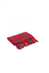 Bufanda roja con estampado tartán en tonos verde, azul y amarillo.