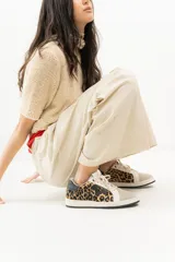 Championes negros de cuero con detalle de estrella plateada y talón plateado.