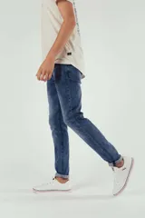 Pantalón de jean azul de corte super skinny con detalles de desgaste.
