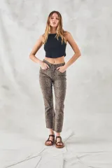 Top de algodón color cobre, ajustado al cuerpo con tirantes anchos y diseño cropped.