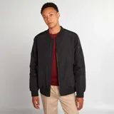 Campera negra con cuello ajustado, cierre frontal y diseño moderno.