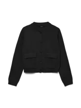 Cardigan negro de tejido grueso con cierre abotonado, cuello redondo y bolsillos frontales.