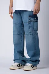 Pantalón jean azul de corte ancho, estilo cargo, con bolsillos laterales y detalles metálicos.