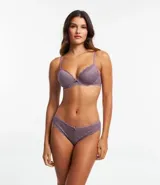 Bombacha de bikini color celeste, de encaje rústico floral, con lazo y dije colgante.