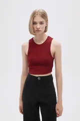 Top corto color borgoña, de tejido acanalado, con cuello redondo y sisas anchas.