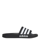 Chanclas Adidas Adilette Shower negras con tres tiras blancas y logo Adidas en la tira.