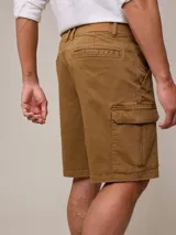 Bermuda cargo azul marino de sarga, con bolsillos laterales y traseros con solapa.