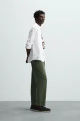 Pantalón azul marino de corte recto, con cintura elástica ajustable con cordón, bolsillos laterales y traseros.
