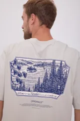 Camiseta gris claro de manga corta con cuello redondo y corte amplio. Estampado en la espalda con paisaje de montañas y texto en azul.