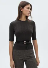 Camiseta gris de tejido de punto acanalado, manga corta y corte entallado.