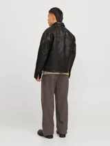 Chaqueta de cuero marrón con cuello biker y cierre con cremallera.