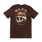 Remera marrón de algodón con estampa en la espalda de una calavera con esqueletos, palmeras y la inscripción &#x27;Q.E.P.D. Que en la playa descanses - Emexem&#x27;.