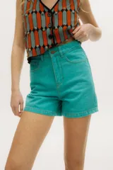 Short de jean color turquesa, tiro alto y corte recto.