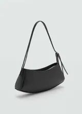 Bolso tipo baguette color gris con textura tipo piel de avestruz, asa corta y cierre de cremallera.