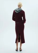 Jersey de punto de canalé color borgoña con cuello perkins y mangas largas. Diseño recto y tejido de punto medio.
