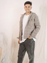 Chaqueta a cuadros con cuello clásico, botones dorados al frente, bolsillos superiores con solapa y bolsillos laterales ribeteados.