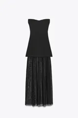 Vestido largo negro, palabra de honor con hombros descubiertos y falda de tul.
