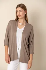 Cárdigan abierto color marrón claro con tejido de lurex y mangas 3/4.