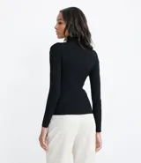 Blusa negra de tejido de punto acanalado con cuello alto y mangas largas.