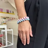 Pulsera de madera con cuentas de cristal checo en colores rosa y celeste.