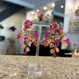 Aros colgantes hechos a mano con cristales rosas, fucsias, corales, plateados y violetas, unidos con alambre dorado.