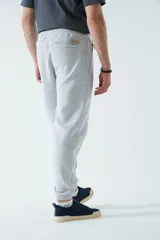 Pantalón de jogging negro de felpa con puños ajustados y cordón en la cintura.