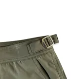 Short de baño verde militar con estampado de palmeras, pretina fija con hebillas metálicas laterales, botón a presión, cierre frontal, tres bolsillos (dos laterales y uno trasero), tela con spandex de secado rápido e interior de mesh hipoalergénico.