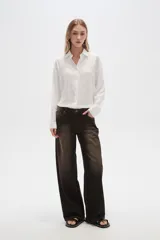Pantalón de jean marrón con efecto desgastado, corte ancho y tiro bajo.