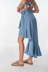 Falda midi color beige de lino, con corte irregular y volados.