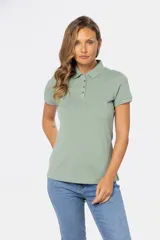 Polo azul marino de piqué con botones personalizados y mangas cortas.