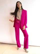 Blazer negro de corte recto y silueta relajada.