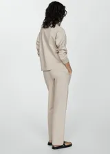 Sweater beige de cuello alto con cierre de cremallera, diseño oversize y mangas largas.