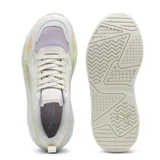 Championes urbanos Puma X-Ray 2 Square, color blanco con detalles en beige y amarillo. Confeccionados en cuero sintético y malla, con suela de goma y cordones.