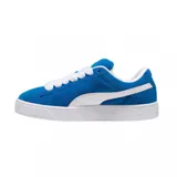 Championes Puma Suede XL color lila con detalles en blanco y suela color caramelo.