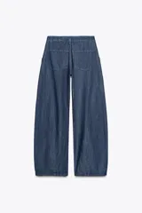 Pantalón de denim azul con pinzas delanteras, tiro medio, cintura con trabillas, bolsillos laterales y traseros.