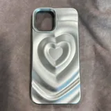Funda plateada para teléfono con diseño de corazones en relieve.