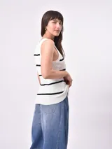 Musculosa blanca de tejido de punto con cuello halter y espalda descubierta.