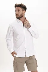 Camisa celeste de manga larga con cuello abotonado y corte clásico.